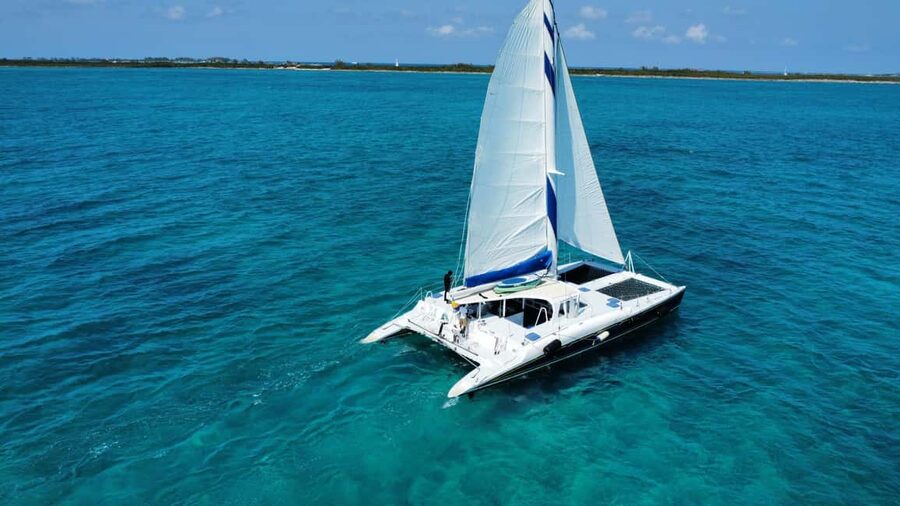 Bahamas: Swimming Pigs & Snorkeling Cruise with Lunch & Rum - Rum bar and spirits: the included drinks change the mood