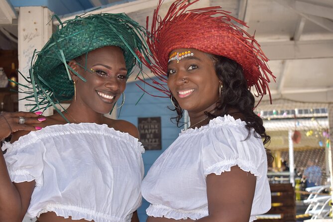 CHIPPIES BAHAMAS Island Tours : Feel The Culture - Stop 1, Bahamas Rum Cake Factory: 15 Minutes of Ole Nassau Flavor