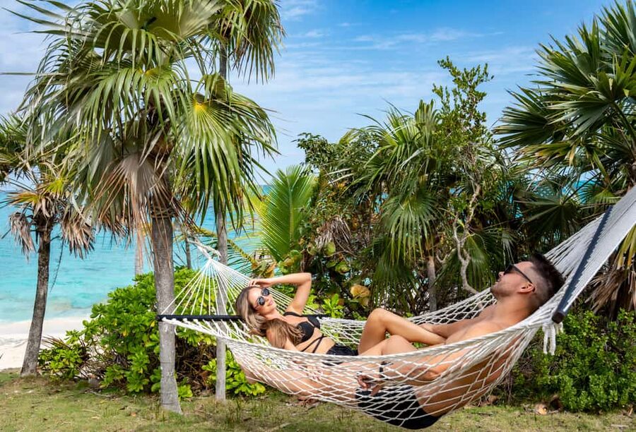 Paradise Island: Rose Island Tour with Swimming Pigs & Lunch - Lunch on Rose Island: buffet comfort with a Bahamian feel
