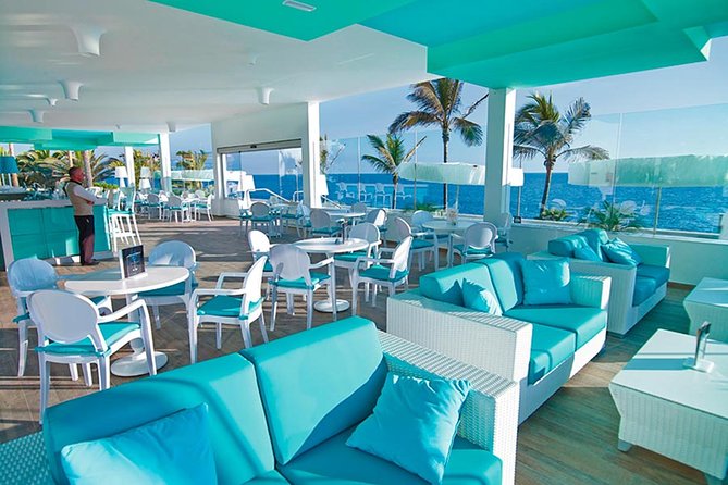 Round trip Airport (LPIA) to Atlantis, Comfort Suites, Warrick, Harbourside, RIU - The mini tour effect: Nassau history and smart local tips from your driver